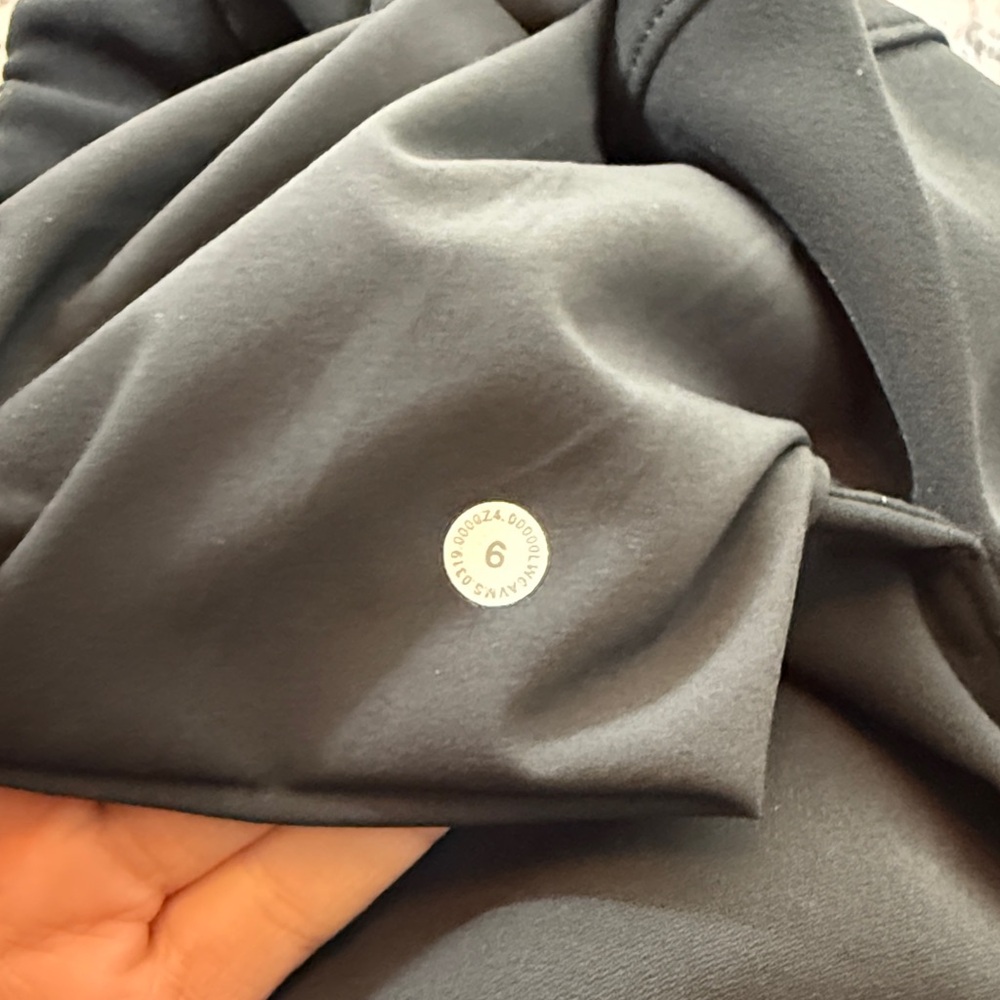 Lululemon On The Fly Crop Woven Pants 23” in Black Size 6 - Picture 5 of 10